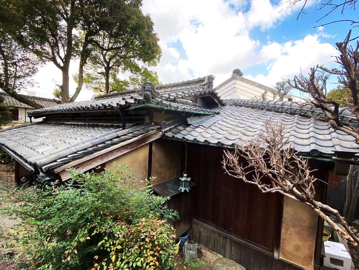 奈良県橿原市にて築約100年の風情のあるお茶室、幾度と修繕工事をされているようで今回は屋根の一部と前面の樋の修繕工事をさせていただきました。