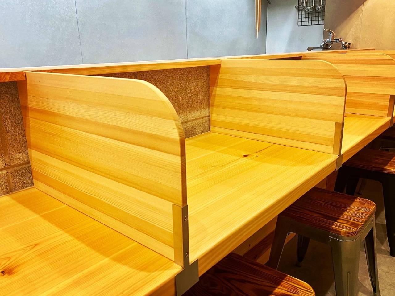 内装も木とコンクリートを基調としており席数は7席、席間には秦建築オリジナル奈良の木フリー板を使った木のパーテーションを設け女性客1人でも気軽には入れるお店です。