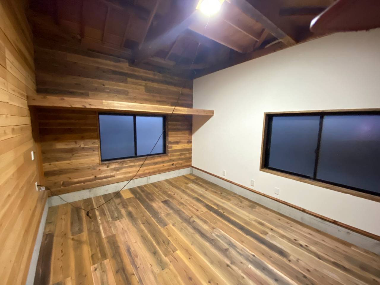完成状況・床板は足場板古材、壁材は巾木古材を使用。北面をクロス張りにすることでくどくならず、また展示スポットとしても活用されます。