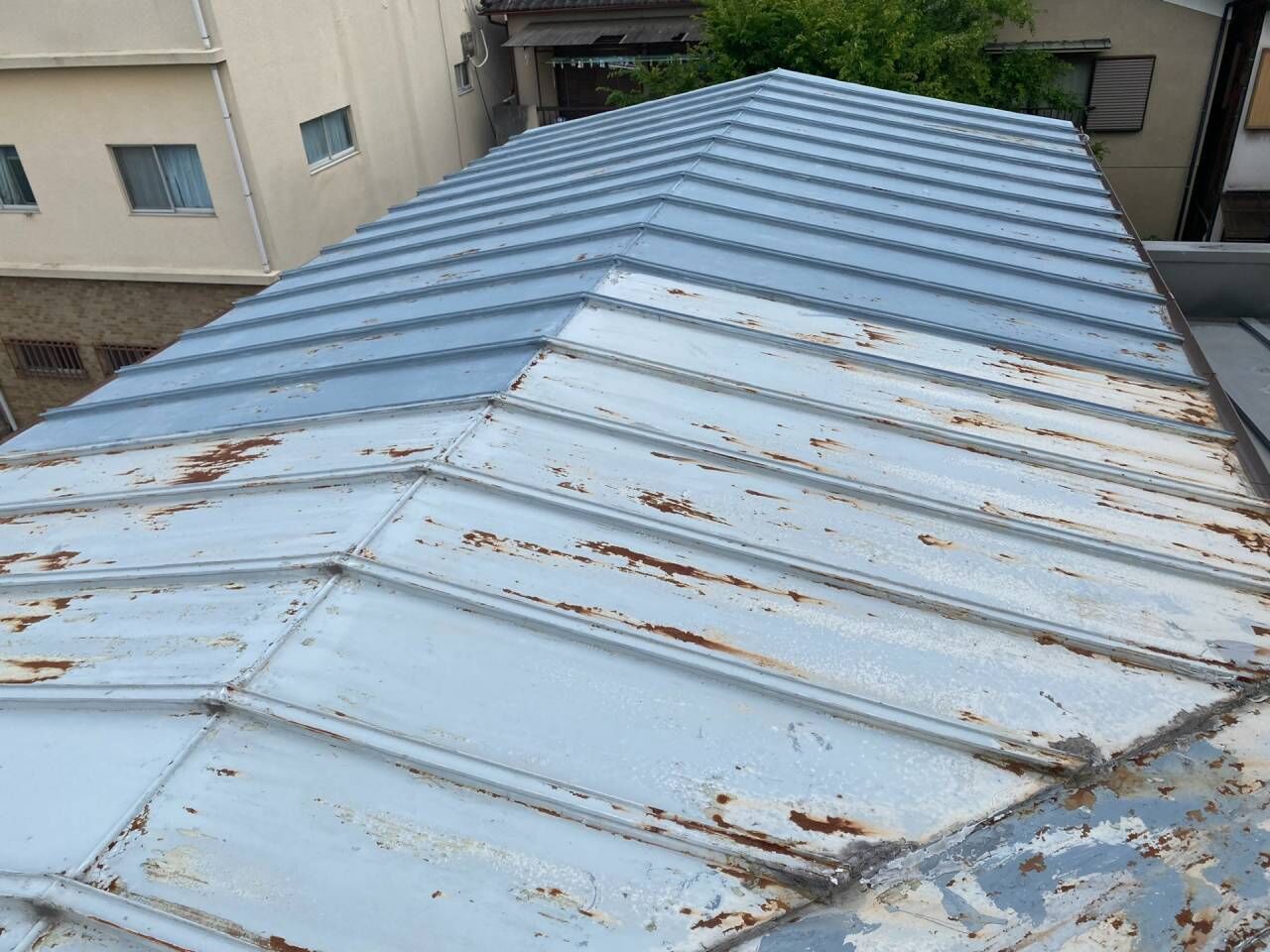 橿原市にて屋根カバー工法リフォームが始まりました。