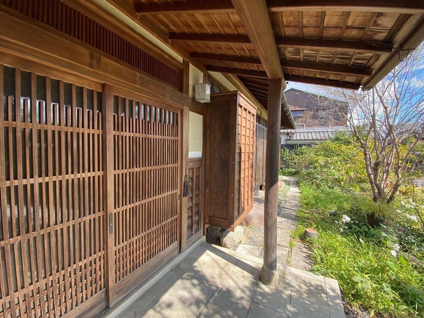 木製雨戸戸袋の設置・既存部分と色合わせをし塗装したため新しく設置したにも関わらず建屋の建築当時から設けられているようにしっくりとなじんでくれました。