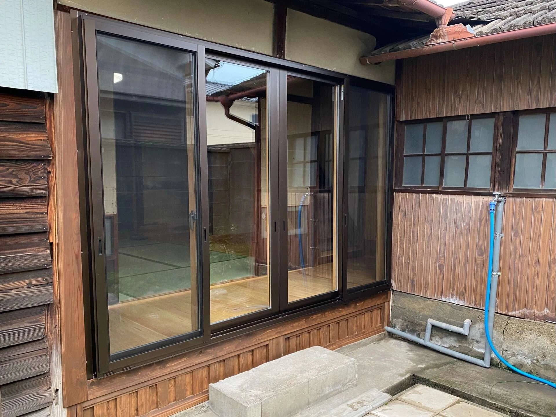 縁側：木製建具と框を撤去し少しでも快適になるようにとペアガラスのサッシに変更