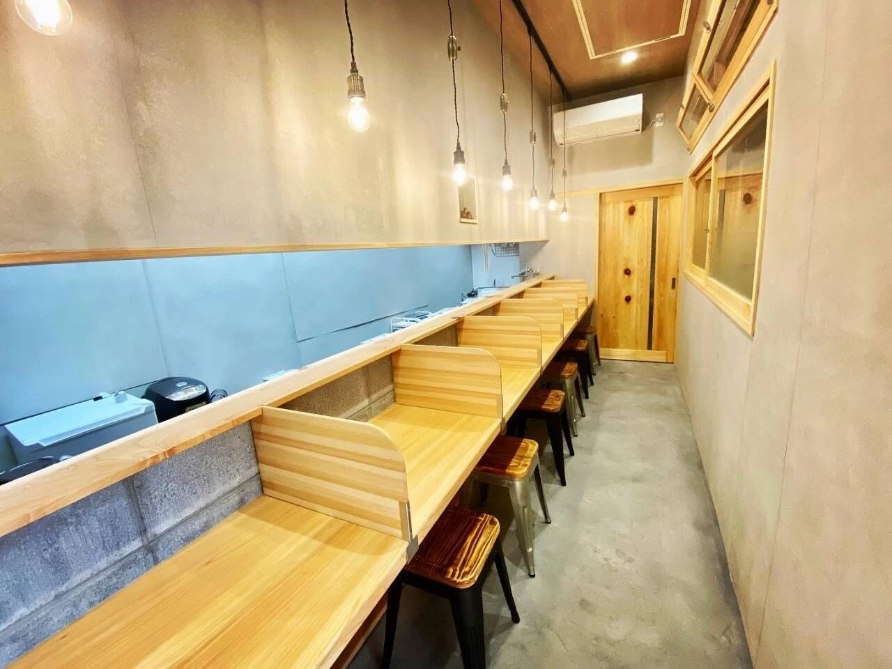 木とコンクリートを基調とした店内、木部は全て奈良県産の桧を使用桧香る癒しの店内で食べるラーメンは最高においしいですよ。^^