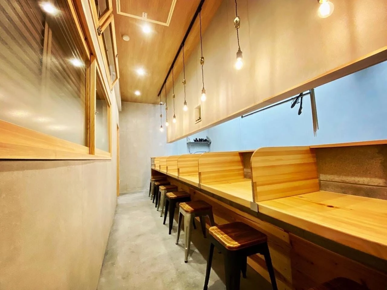 店舗窓も木製オリジナルで制作しすりガラス調のフィルムを貼ってあるため外を通られる方の目線も気にならず注文されたラーメンに食らいつくことが出来ます。^^