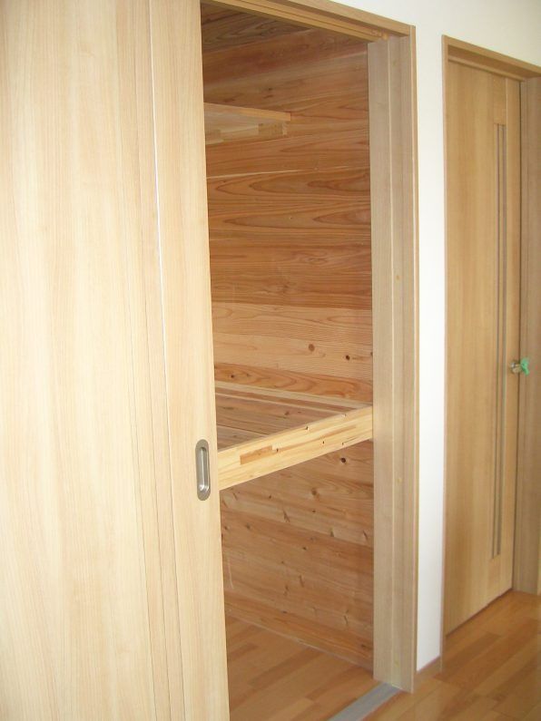 収納部両サイドに杉板を張ることにより調湿効果を得る事が出来る