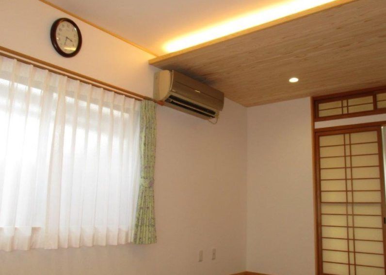 天井にはアクセントに奈良の木、杉の白い部分だけをチョイスし間接照明を設けています。