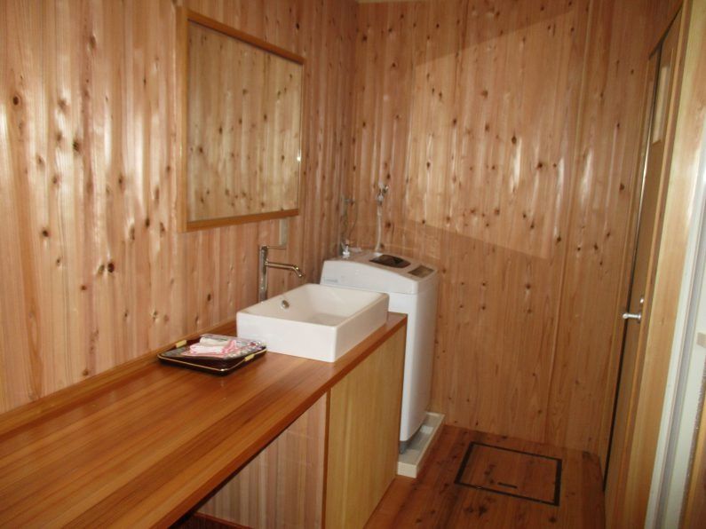 少し大きめの洗面脱衣室、部屋中奈良の木・杉板を張ることにより調湿効果がある為お風呂の湿気を吸っ〜と取ってくれます。