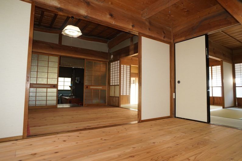 建築時は和室の4間取りの和室だったのを壁や天井はそのままに2間をLDKとし床は奈良の木、杉のフローリングにさせていただきました。