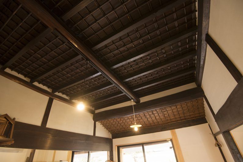 カフェ内天井は、当時の設えの状態が良かった為そのままに目で楽しんでいただける様にしてあります。