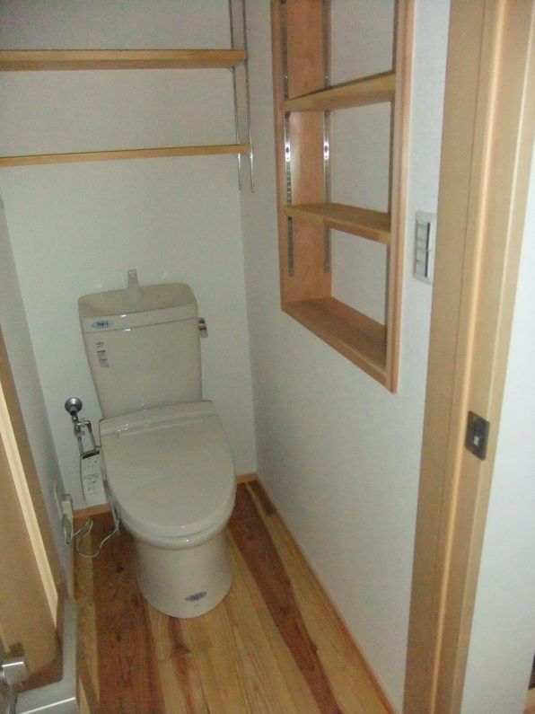 after5・トイレ.リクシル(床には奈良の木、杉を壁には棚を)