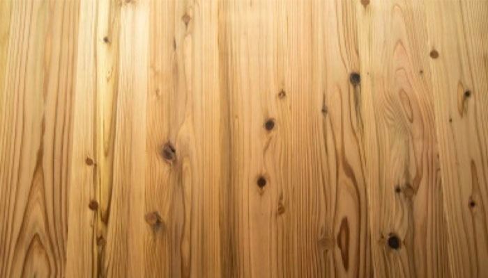 奈良で育った油分の多い赤身の杉を使用し、見た目にも暖かい空間に仕上がります。 仕上げに自然塗料保護材の「いろは」を使用し木本来の風合いを保ちます。