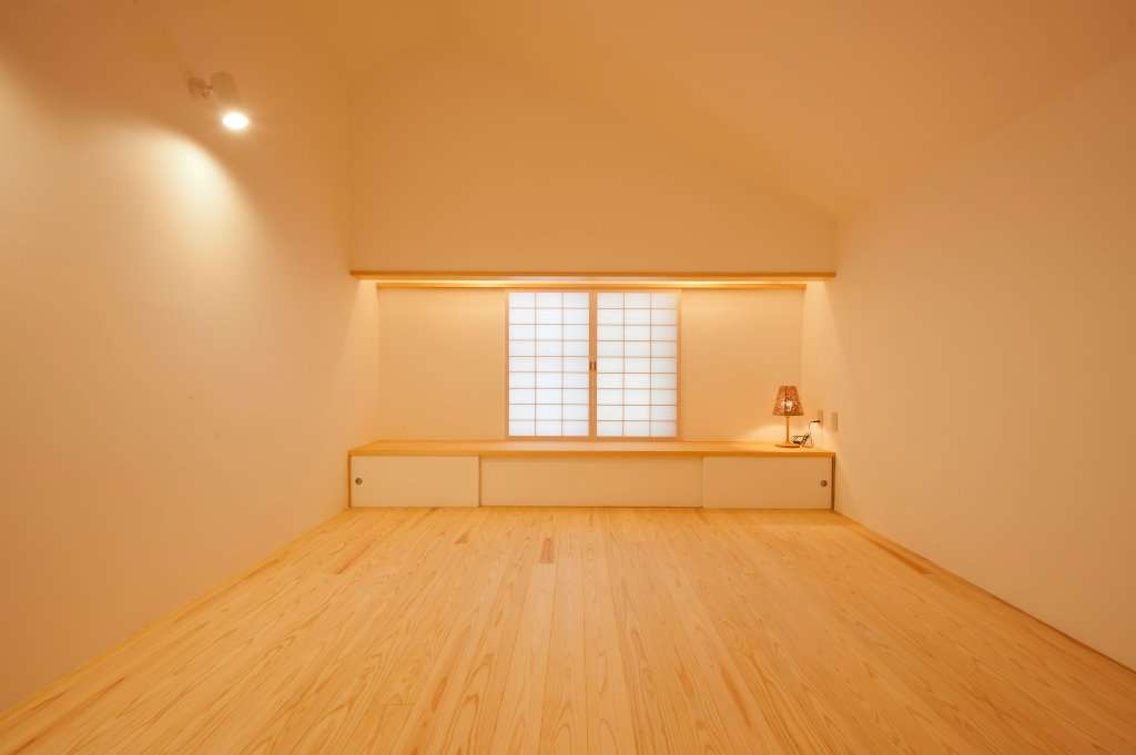 壁と天井は漆喰を、床には杉の白い部分を採用し、和のカテゴリーには収まらないシックな空間に