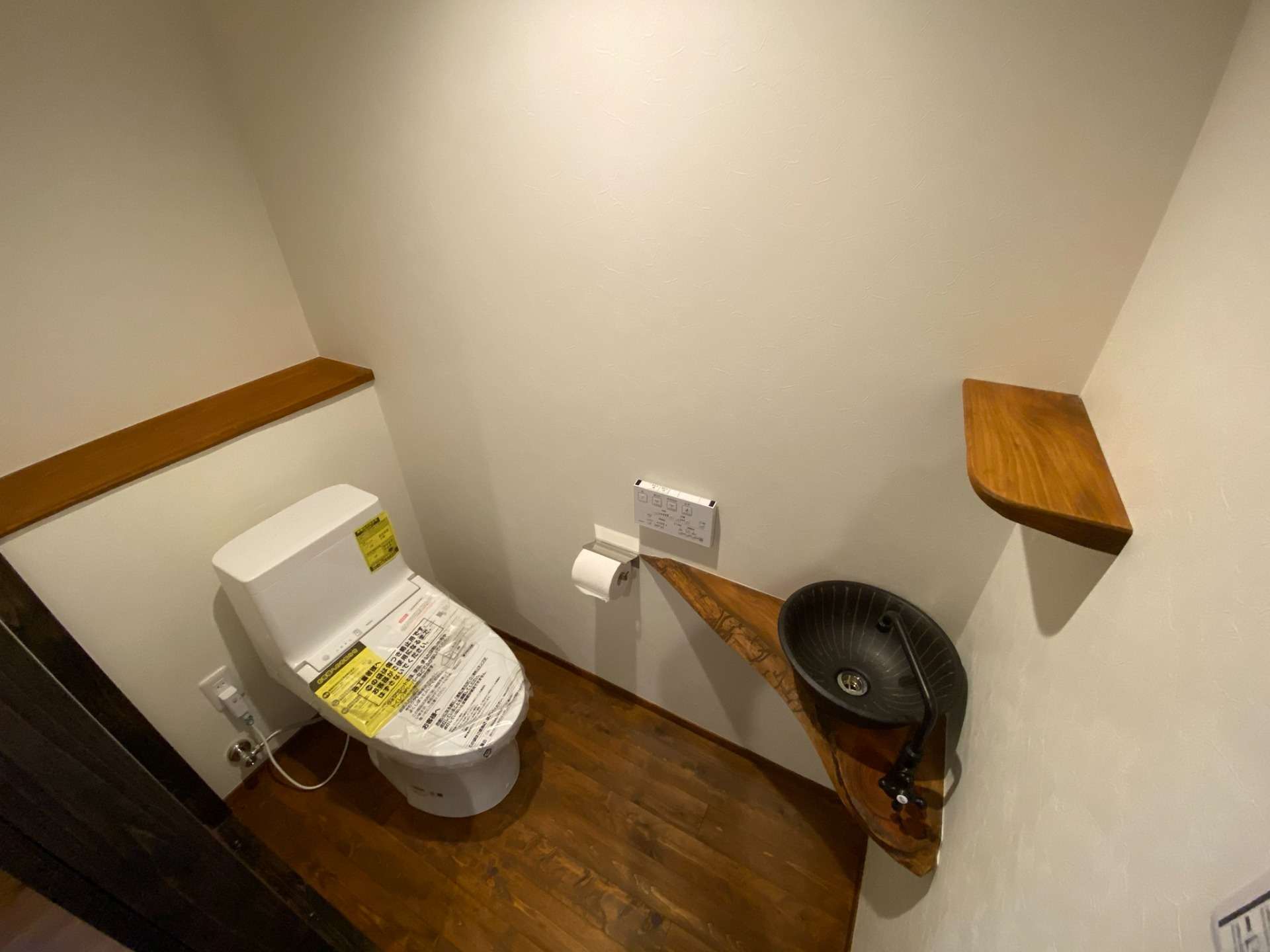 2階トイレ・寝室横に2階用トイレを設け桧の自然木のカウンターを設置