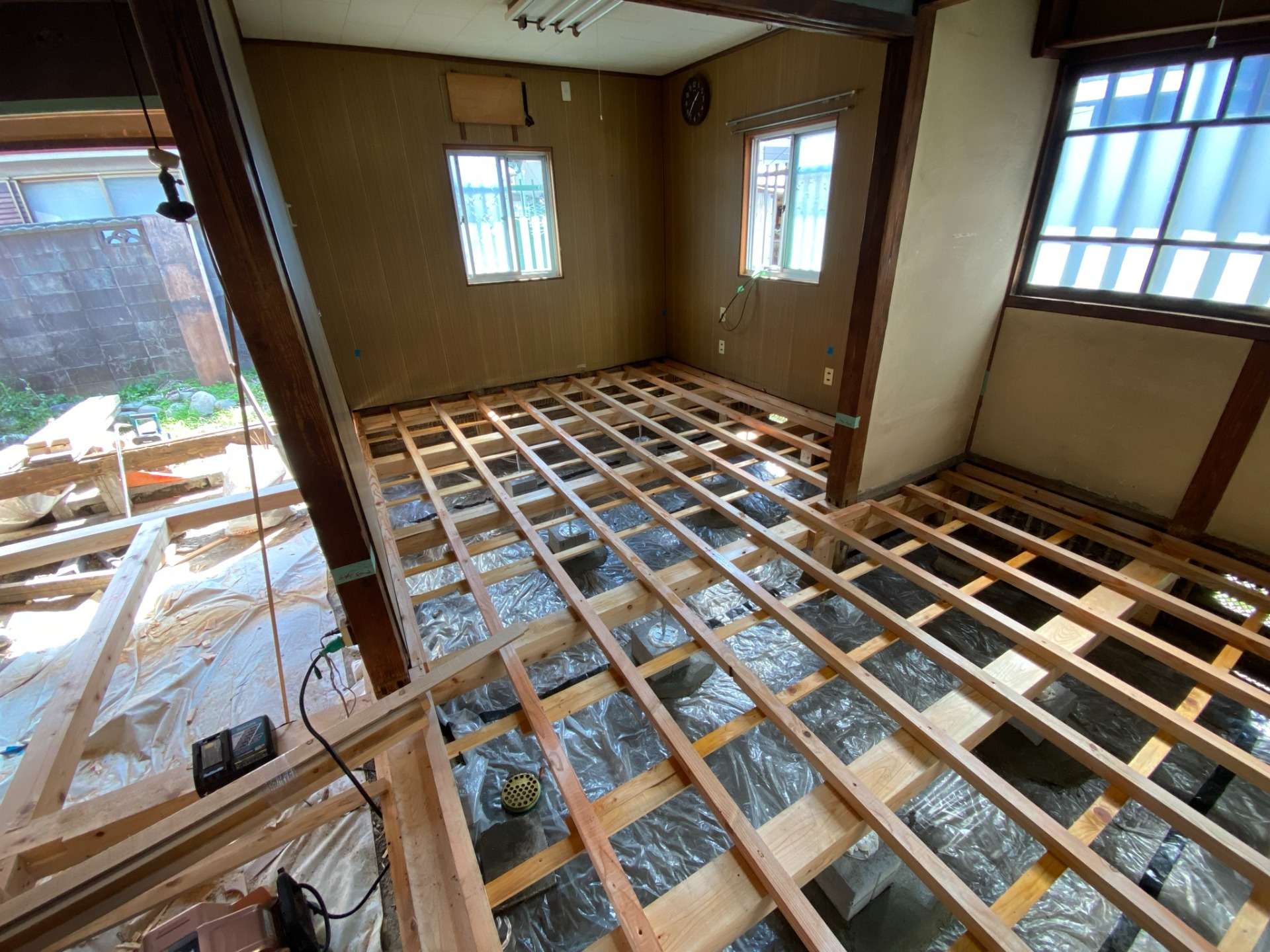 地元奈良県橿原市にて古民家の床のリフォーム工事をさせていただいています。