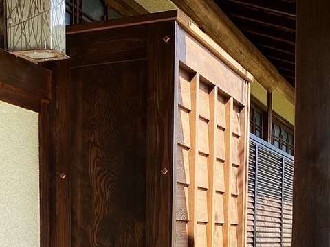 奈良県天理市にて旧家の縁側雨戸の木製戸袋を制作設置いたしました。