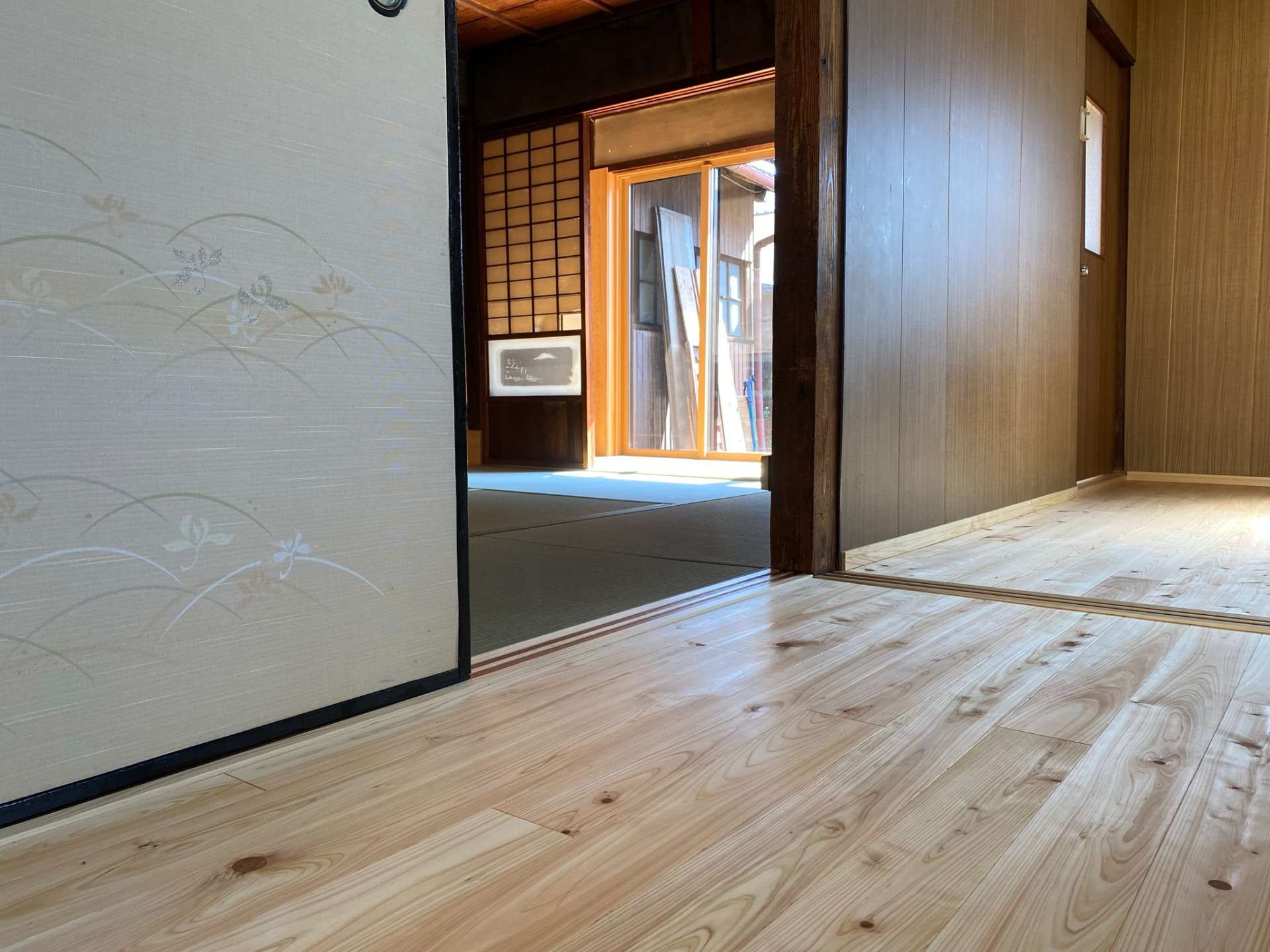 床は奈良の木桧のフローリングに、足ざわりも香りも良いですよ