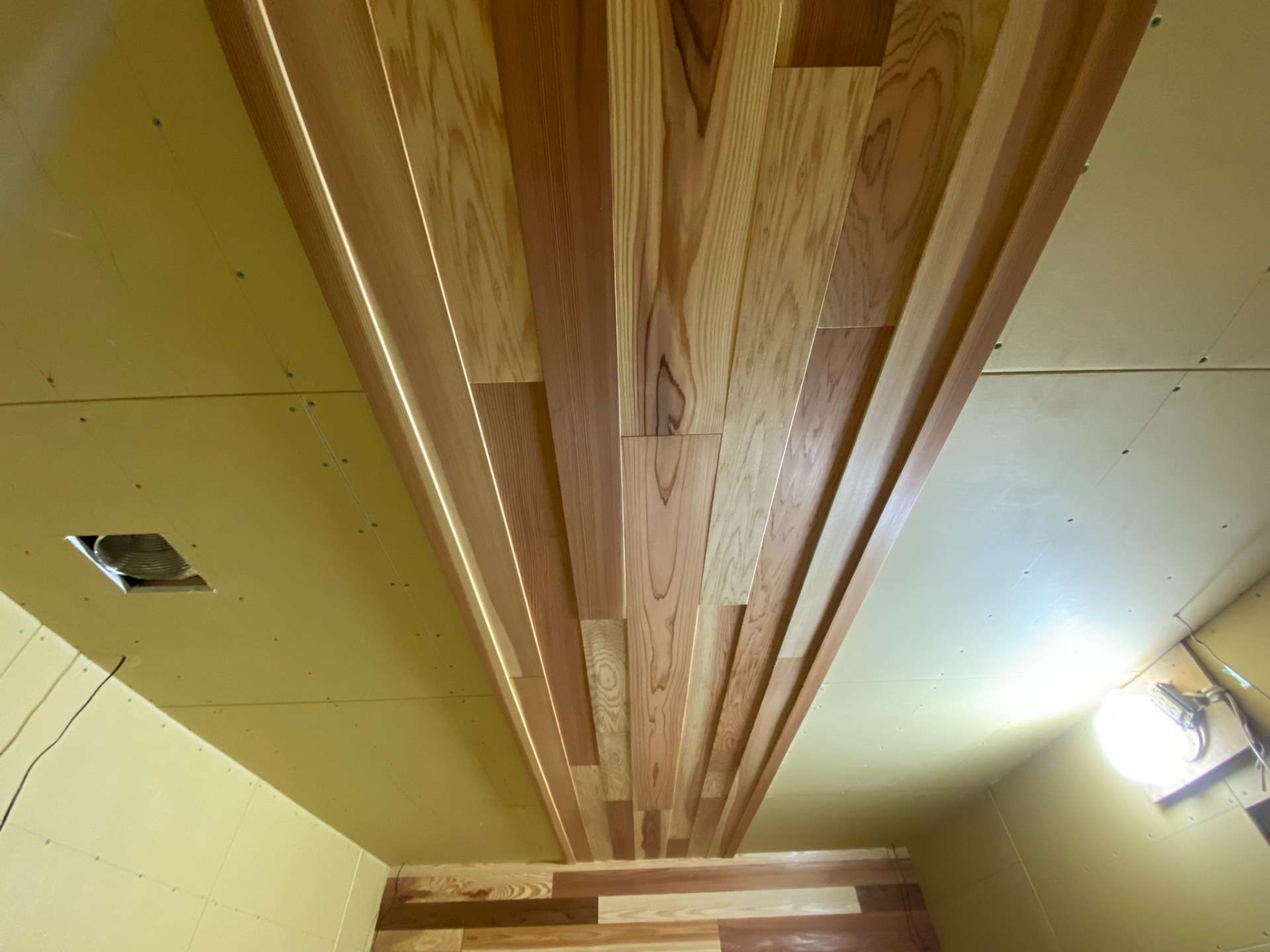 只今リフォーム中のお宅にて天井と壁に杉の木特有の濃淡を活かし、また板の暑さを変えて施工させていただいています。なかなかイメージ通りの良い感じに出来上がっています。もうすぐクロス工事にかかりますの仕上がりが楽しみですね。^^