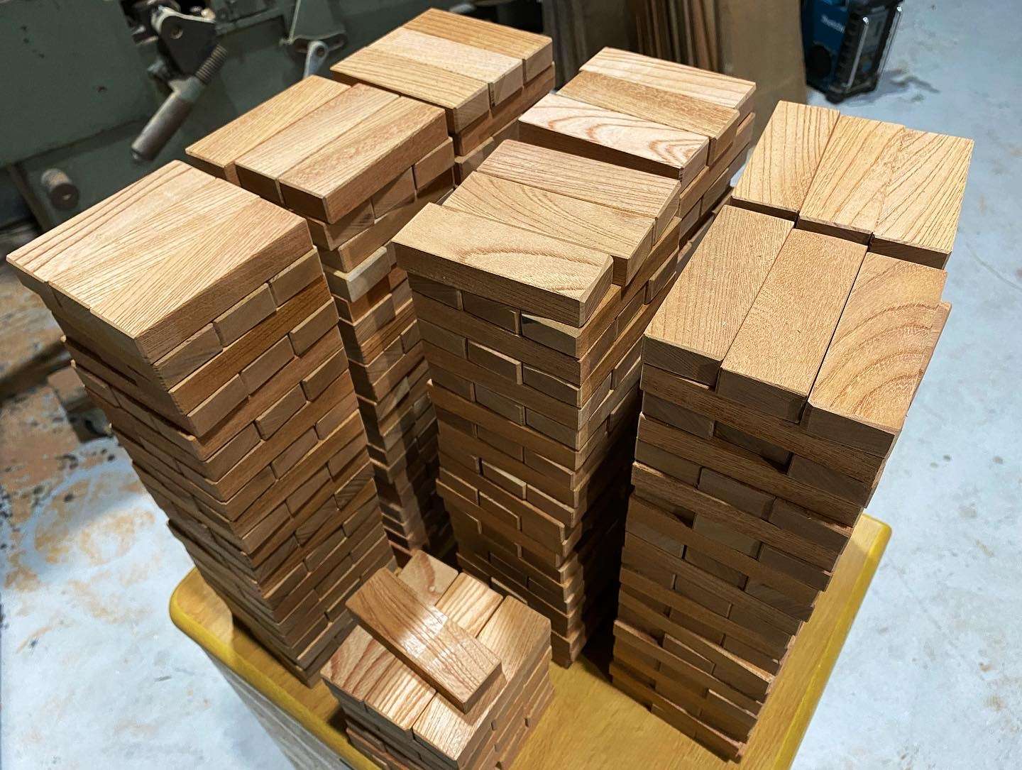 奈良の木欅の木の手作りジェンガ、60個1セットです。（写真では3個ｘ21段になっていますが、、積み上げすぎちゃいましたね）^^