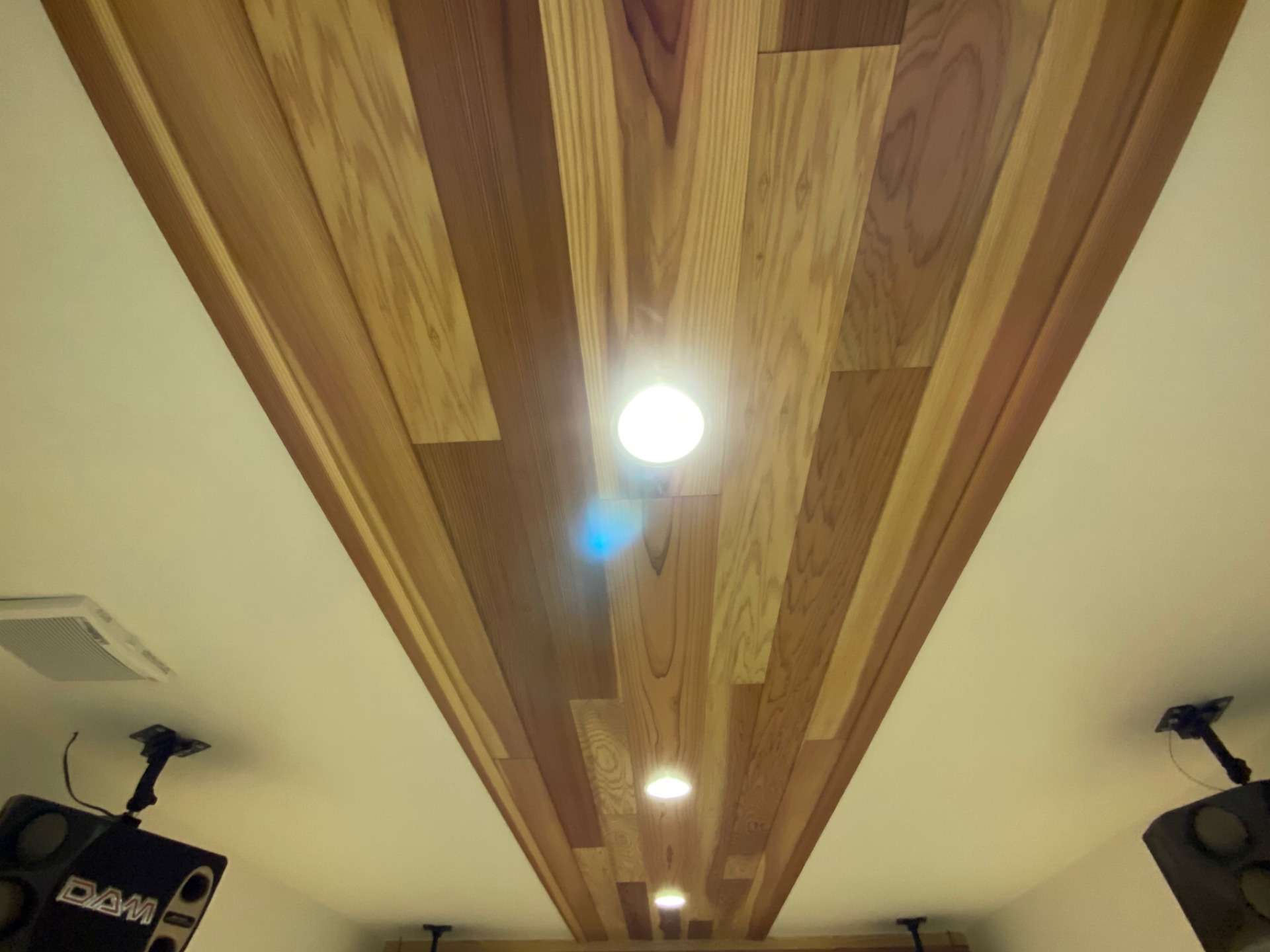 照明器具は天井の杉板を邪魔しないようにダウンライトに