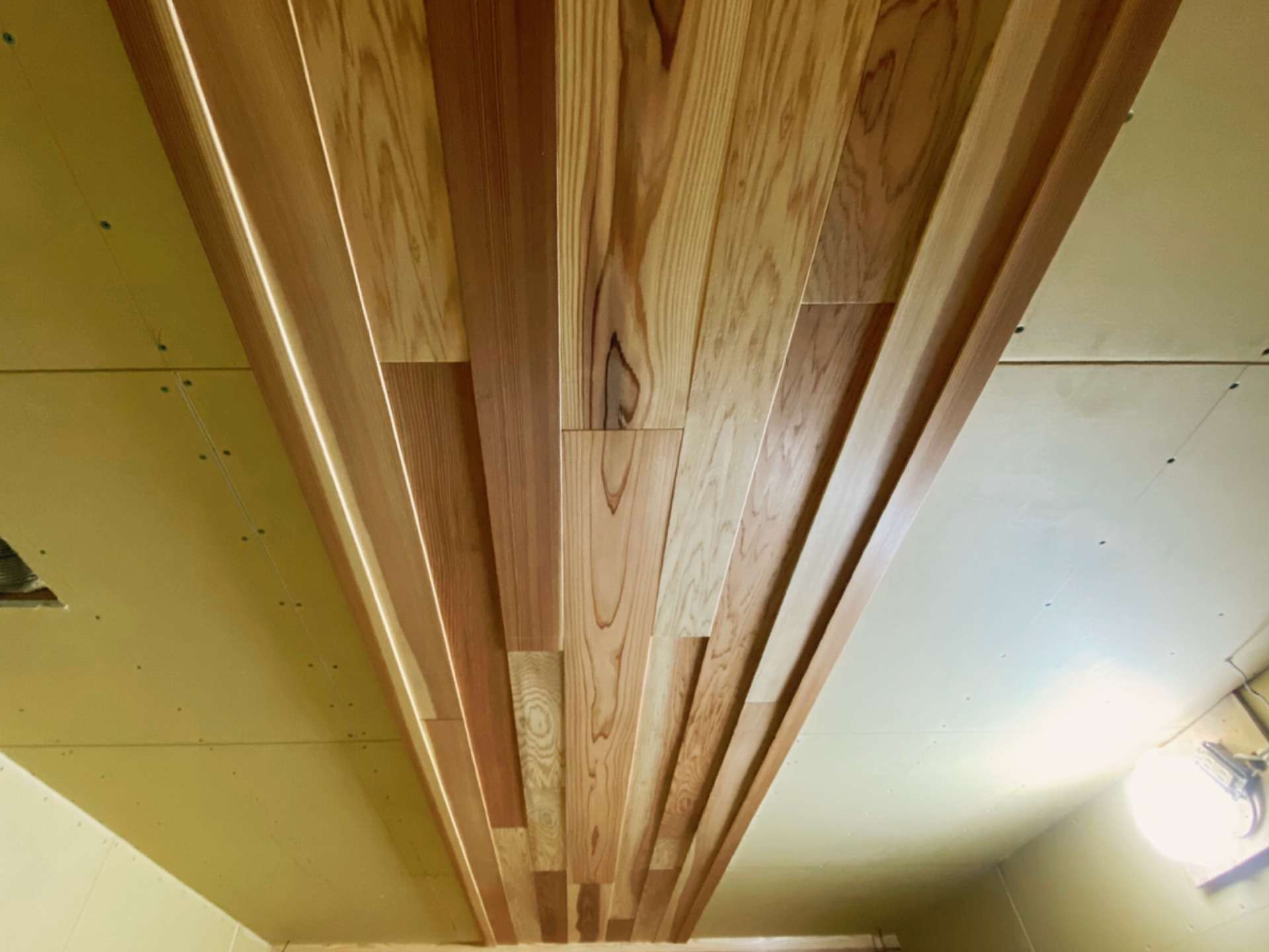 天井の杉板は濃淡を活かしまた凹凸をつけることでアクセントにしています。