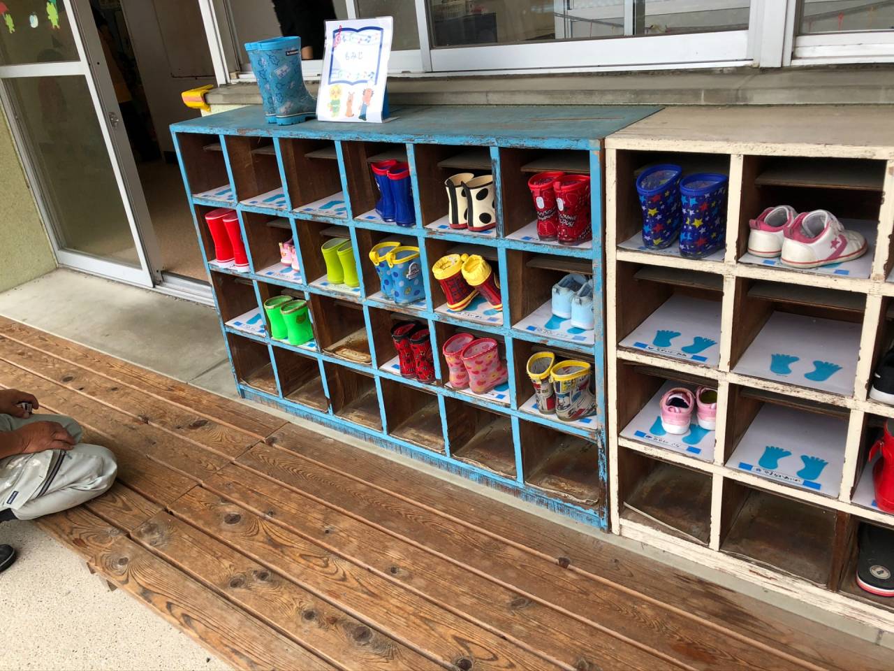 当初の靴箱はクラスごとに色分けされて子供たちにの自分の靴箱の位置がすぐに分かるようにされていました。子供たちの小さい靴が可愛いですね。