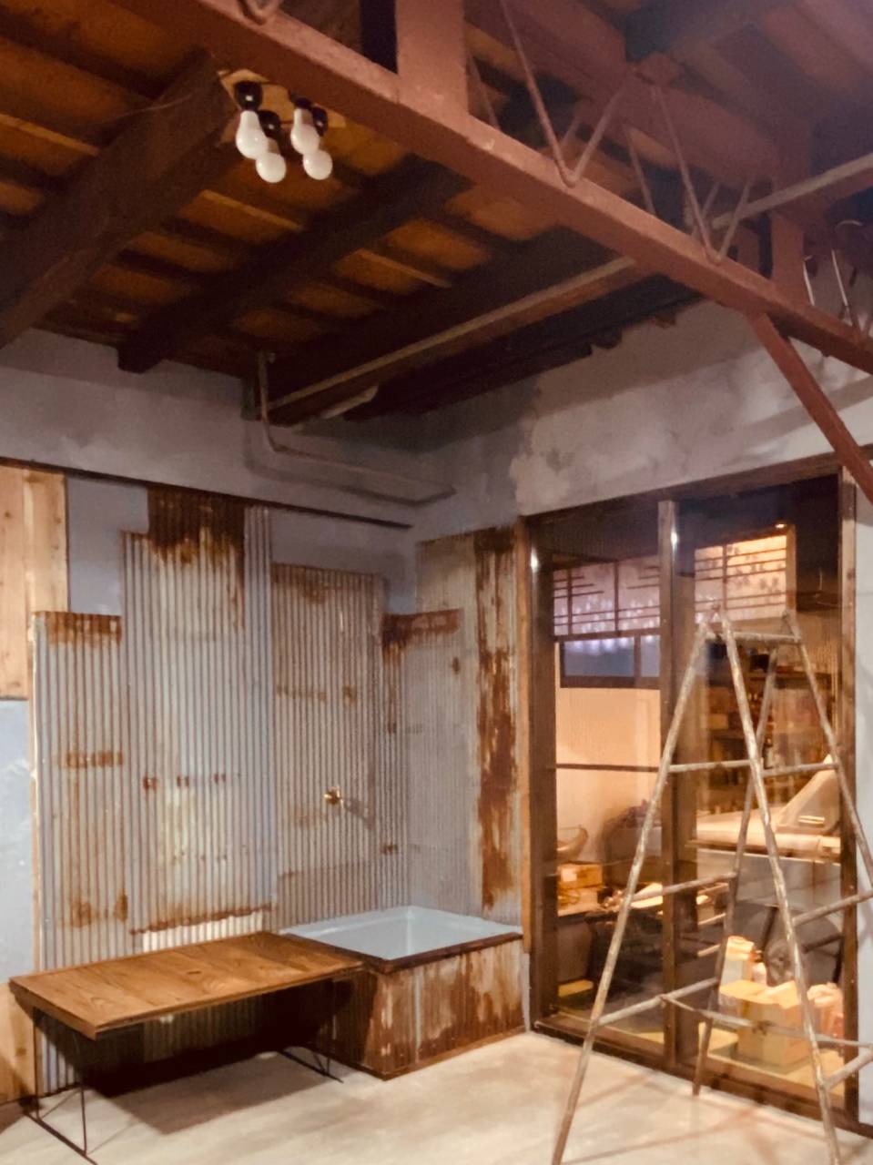 店舗奥水屋、壁は既存のトタンを張替え天井は既存の建屋そのままに軽量鉄骨と木とのミックス工法により年月が経った今ではとても味わいのある唯一無二の素敵な空間となっております。